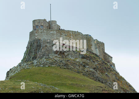 Vista di Isola Santa, Lindisfarne con rocce e acqua della baia Foto Stock