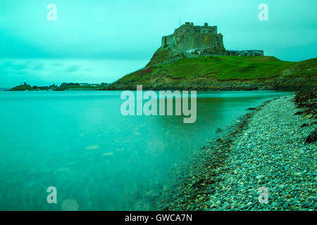 Vista di Isola Santa, Lindisfarne con rocce e acqua della baia Foto Stock