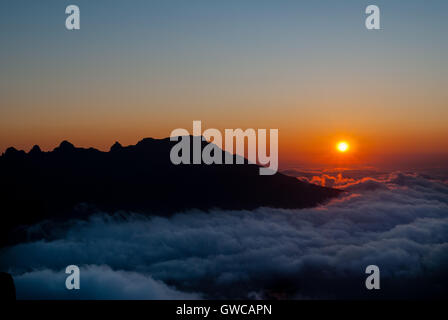 Oceano Blu di nuvole sopra un sunrise Foto Stock