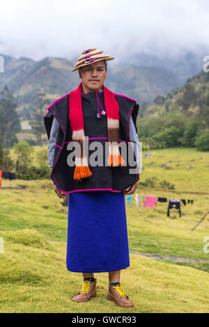 Misak indigeni, Guambiano abita questo territorio situato nella città di Silvia, Cauca. Vi raccolte terra, essi rais Foto Stock