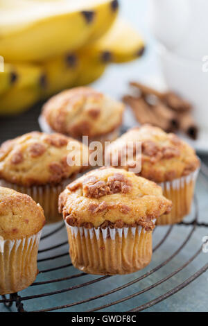 Muffin alla banana sul raffreddamento per rack Foto Stock