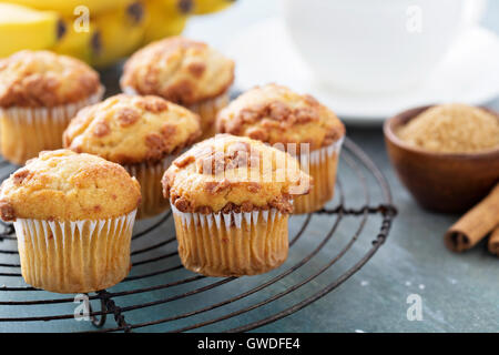 Muffin alla banana sul raffreddamento per rack Foto Stock