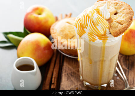 La torta di mele frullato con sciroppo Foto Stock