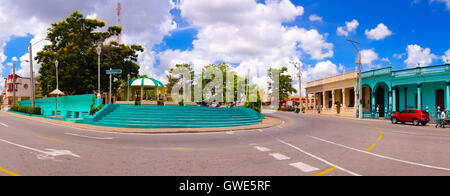 PINAR DEL RIO, CUBA - 10 settembre 2015: il centro della città, la piazza principale, il solo posto con accesso internet wifi. Foto Stock