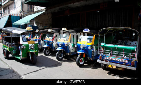 Line-up di tuk tuks in Bangkok Foto Stock