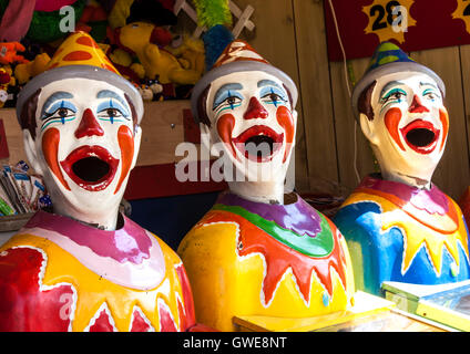 Fiera del divertimento clown a lato mostra alley Foto Stock