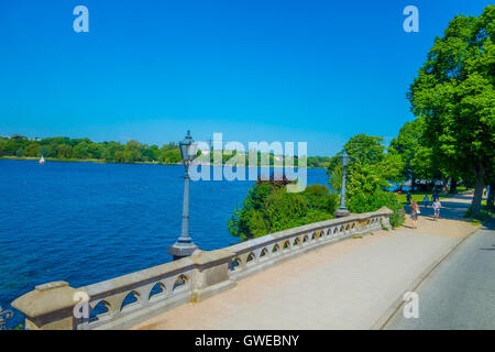 Amburgo, Germania - Giugno 08, 2015: bella vista della parte orientale del lago Binnenalster o lago interno in una giornata di sole, Foto Stock