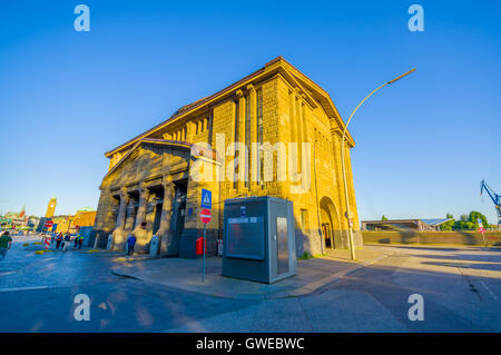 Amburgo, Germania - Giugno 08, 2015: segnale di Elbtunnel di Amburgo, pedonale e auto a tunnel che passa sotto l'acqua. Foto Stock