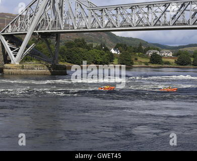 Barche di nervatura sulle cadute di lora sotto connel bridge scozia settembre 2016 Foto Stock