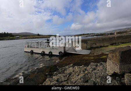 Unico veicolo ferry per l'isola di ulva ormeggiata sulla Isle of Mull scotland settembre 2016 Foto Stock