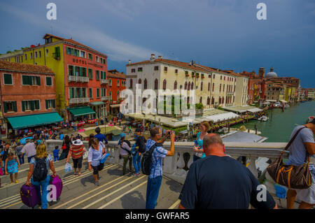 Venezia, Italia - 18 giugno 2015: Turistica visitting grigio di un ponte in entrata di Venezia. Canali e di trasporto di acqua nel mezzo di edifici pinturesque Foto Stock