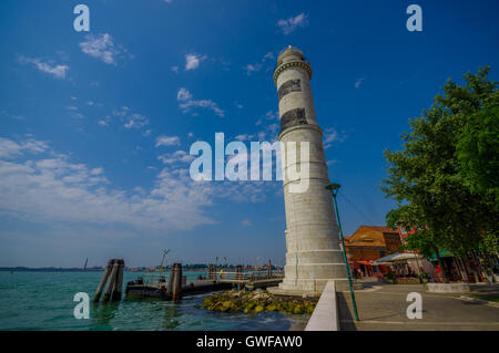 MURANO, Italia - 16 giugno 2015: Faro di Murano al porto, bella vista del mare su un lato e la tradizionale città sull'altro Foto Stock