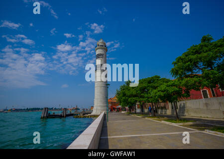 MURANO, Italia - 16 giugno 2015: Faro di Murano al porto, bella vista del mare su un lato e la tradizionale città sull'altro Foto Stock