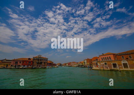 MURANO, Italia - 16 giugno 2015: Murano vista panoramica da una barca al di fuori su acqua, spettacolare Sky con le nuvole in diverse forme Foto Stock