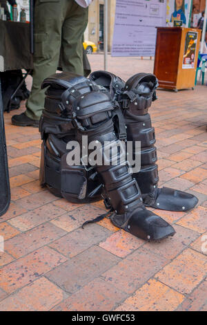 PASTO, Colombia - 3 Luglio 2016: apparecchiature di polizia in piedi sul pavimento accanto a un supporto nella piazza centrale della città Foto Stock