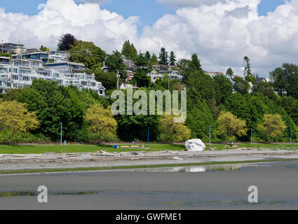 Spiaggia costiera con bassa marea a White Rock, British Columbia (Greater Vancouver) Foto Stock