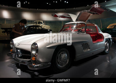 1955 Mercedes-Benz 300 SL, "Gullwing',Mercedes-Museum, Stoccarda, Germania Foto Stock