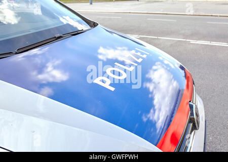 Vienna, Austria - 14 agosto 2016: Vicino la foto di una polizia cofano auto parcheggiata su una strada. Foto Stock
