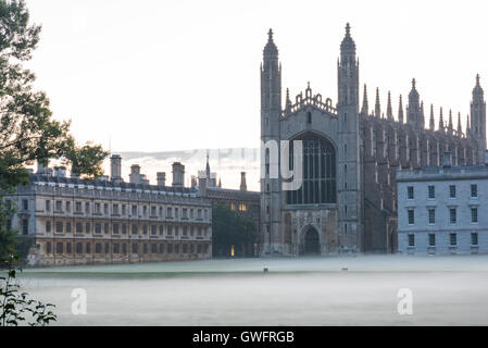 King's College di Cambridge, UK, 13 settembre 2016. La nebbia si blocca in aria e attraverso i prati ben curati del King's College di Cambridge Regno Unito all'alba su uno dei più caldi giorni di settembre nel Regno Unito il record. Temperature attraverso il sud est dell' Inghilterra sono previsioni meteo per raggiungere oltre 30 gradi centigradi in un inizio autunno ondata di caldo. Credito: Julian Eales/Alamy Live News Foto Stock