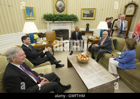 Washington, Distretto di Columbia, Stati Uniti d'America. Xii Sep, 2016. Il Presidente degli Stati Uniti Barack Obama, centro incontra bipartisan Congressional leadership (L a R); usa il leader della maggioranza del Senato Mitch McConnell (Repubblicano del Kentucky), altoparlante della US House Paul Ryan (Repubblicano del Wisconsin), US Senate leader della minoranza Harry Reid (Democratico del Nevada), e noi House Leader della minoranza Nancy Pelosi (Democratico della California) per discutere un ordine del giorno del Congresso e del suo recente viaggio in Asia, nell'Ufficio Ovale della Casa Bianca di Washington, DC, Stati Uniti d'America, 12 settembre 2016.Credit: Michael Foto Stock