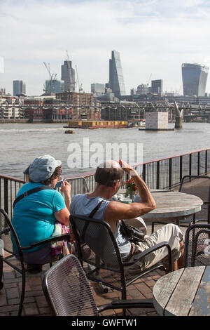 Londra, Regno Unito. Xiii Sep, 2016. Persone godetevi il sole mattutino sulla South Bank di Londra e la Gran Bretagna è previsto essere soffocante in un Settembre canicola Credito: amer ghazzal/Alamy Live News Foto Stock