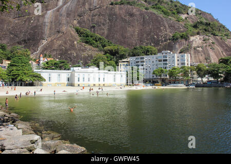 Rio de Janeiro, Brasile, 12 Settembre 2016: bagnanti per godersi la spiaggia di Urca, che pur essendo bagnata dalle acque della baia di Guanabara è una spiaggia pulita in quanto si trova vicino al punto di acqua di mare rinnovamento. La molla si avvicina e il meteo a Rio de Janeiro inizia a diventare più calda. Su un soleggiato e caldo pomeriggio gente entusiasta di uscire di casa per godere della bellezza naturale della città. Credito: Luiz Souza/Alamy Live News Foto Stock