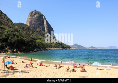 Rio de Janeiro, Brasile, 12 Settembre 2016: bagnanti per godersi la spiaggia rossa, che è sulle sponde del Pan di Zucchero, una delle principali attrazioni turistiche di Rio de Janeiro. La molla si avvicina e il meteo a Rio de Janeiro inizia a diventare più calda. Su un soleggiato e caldo pomeriggio gente entusiasta di uscire di casa per godere della bellezza naturale della città. Credito: Luiz Souza/Alamy Live News Foto Stock