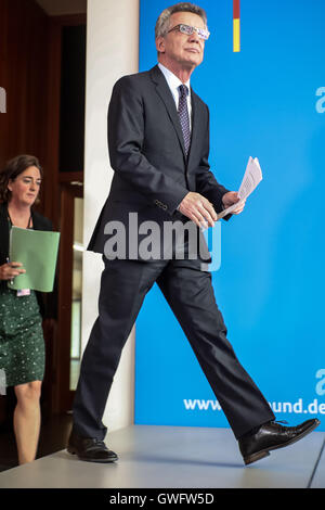 Berlino, Germania. Xiii Sep, 2016. Ministro tedesco degli Interni Thomas de Maiziere (CDU) arriva ad una conferenza stampa sull'operazione di polizia contro eventuali terroristi nel nord della Germania, a Berlino, Germania, 13 settembre 2016. 3 Siriani sono stati arrestati in anti-terrorismo incursioni negli stati tedeschi di Schleswig-Holstein e Bassa Sassonia. Foto: MICHAEL KAPPELER/DPA/Alamy Live News Foto Stock