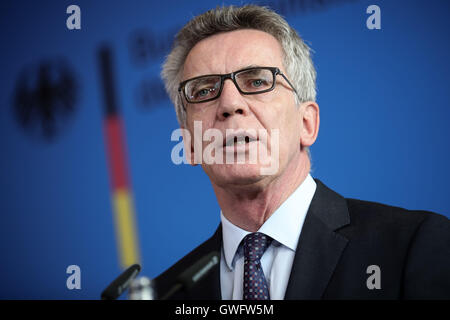 Berlino, Germania. Xiii Sep, 2016. Ministro tedesco degli Interni Thomas de Maiziere (CDU) parlando durante una conferenza stampa sull'operazione di polizia contro eventuali terroristi nel nord della Germania, a Berlino, Germania, 13 settembre 2016. 3 Siriani sono stati arrestati in anti-terrorismo incursioni negli stati tedeschi di Schleswig-Holstein e Bassa Sassonia. Foto: MICHAEL KAPPELER/DPA/Alamy Live News Foto Stock