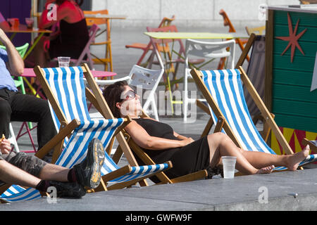 Londra, Regno Unito. Xiii Sep, 2016. Una donna sunbathes su Londra Riverside di Londra e la Gran Bretagna è previsto essere soffocante in un Settembre canicola Credito: amer ghazzal/Alamy Live News Foto Stock