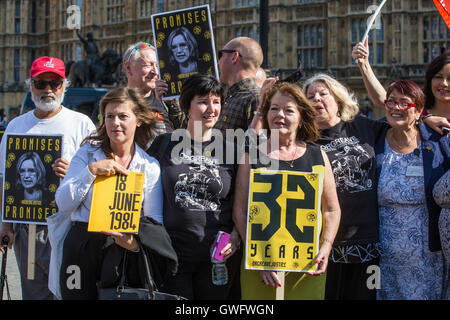 Londra, Regno Unito. Il 13 settembre 2016. I sostenitori del Orgreave la verità e la giustizia al di fuori della campagna le Case del Parlamento. I rappresentanti della campagna si incontreranno Home Secretary Ambra Rudd oggi. Credito: Mark Kerrison/Alamy Live News Foto Stock