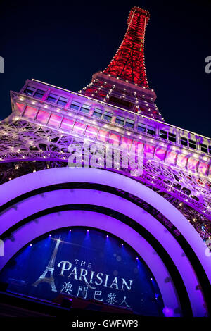 Macao, Cina. Il 13 settembre 2016. La mezza misura la replica della torre Eiffel è illuminato per l'apertura del parigino Hotel e casinò di Macau, Cina © Jayne Russell 13 settembre 2016. Credito: Jayne Russell/ZUMA filo/Alamy Live News Foto Stock