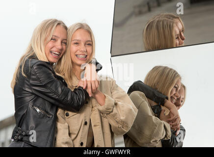 Stuttgart, Germania. Xii Sep, 2016. Gemelli locale Lisa e Lena pongono a Stoccarda, Germania, 12 settembre 2016. Le due donne hanno più di un milione di abbonati su Instagram e sono tra i protagonisti della scena. Foto: Bernd Weissbrod/dpa/Alamy Live News Foto Stock