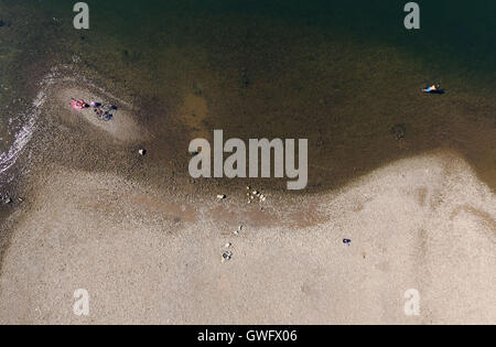 Un'immagine aerea scattata con un drone dipicting un uomo a prendere il sole su una piccola isola dalla riva del Reno, Colonia, Germania, 13 settembre 2016. La continua ondata di calore e aggiunto siccità hanno ribassato il livello delle acque del fiume Reno. Foto: Henning Kaiser/dpa Foto Stock