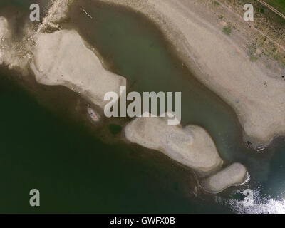 Un'immagine aerea scattata con un drone dipicting una piccola isola dalla riva del Reno, Colonia, Germania, 13 settembre 2016. La continua ondata di calore e aggiunto siccità hanno ribassato il livello delle acque del fiume Reno. Foto: Henning Kaiser/dpa Foto Stock