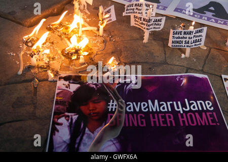 Filippine. Xiii Sep, 2016. Le donne del gruppo diritti Gabriela condurre una candela cerimonia di illuminazione, lungo Taft Avenue a Manila, come la chiamano per Presidente Duterte l'aiuto nel salvataggio di Mary Jane Veloso dall'esecuzione in Indonesia. Credito: J Gerard Seguia/ZUMA filo/Alamy Live News Foto Stock