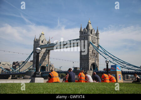 Riverside di Londra, Regno Unito. Xiii Sep, 2016. Con il Met Office temperature di previsione di 30C, città i lavoratori ed i turisti di godersi il sole di mezzogiorno in ed intorno a City Hall e il Tower Bridge. Credito: Dinendra Haria/Alamy Live News Foto Stock