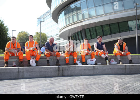 Riverside di Londra, Regno Unito. Xiii Sep, 2016. Con il Met Office temperature di previsione di 30C, città i lavoratori ed i turisti di godersi il sole di mezzogiorno in ed intorno a City Hall e il Tower Bridge. Credito: Dinendra Haria/Alamy Live News Foto Stock