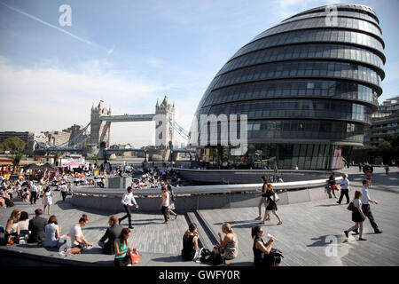Riverside di Londra, Regno Unito. Xiii Sep, 2016. Con il Met Office temperature di previsione di 30C, città i lavoratori ed i turisti di godersi il sole di mezzogiorno in ed intorno a City Hall e il Tower Bridge. Credito: Dinendra Haria/Alamy Live News Foto Stock