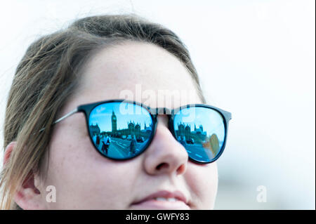 Londra, Regno Unito. Xiii Sep, 2016. Le Case del Parlamento si riflette negli occhiali da sole di un turista come persone godetevi il tempo insolitamente caldo nella capitale crossing Westminster Bridge, con temperature in eccesso di 30C. Credito: Stephen Chung/Alamy Live News Foto Stock