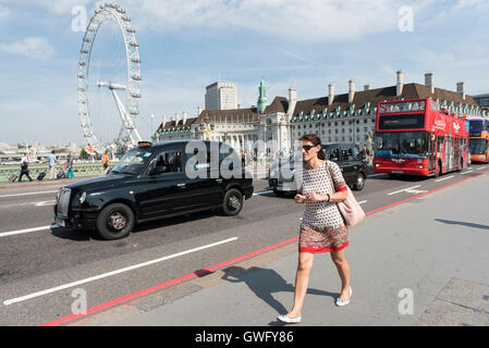 Londra, Regno Unito. Xiii Sep, 2016. Persone attraversano Westminster Bridge godendo il insolitamente caldo nella capitale, con temperature in eccesso di 30C. Credito: Stephen Chung/Alamy Live News Foto Stock