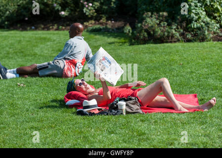 Londra, Regno Unito. Xiii Sep, 2016. Lucertole da mare in Jubilee Gardens godetevi il tempo insolitamente caldo nella capitale, con temperature in eccesso di 30C. Credito: Stephen Chung/Alamy Live News Foto Stock