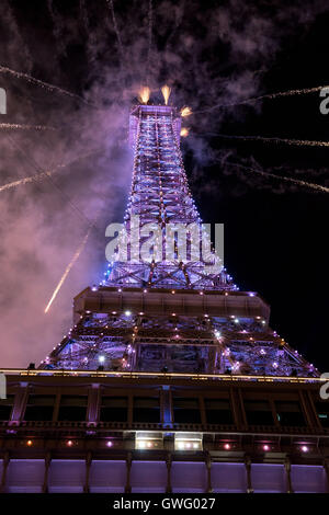 Macao, Cina. Il 13 settembre 2016. Fuochi d'artificio illuminano la metà dimensioni replica della Torre Eiffel durante la cerimonia di apertura per il parigino Hotel Macau © Jayne Russell 13 settembre 2016. Credito: Jayne Russell/ZUMA filo/Alamy Live News Foto Stock