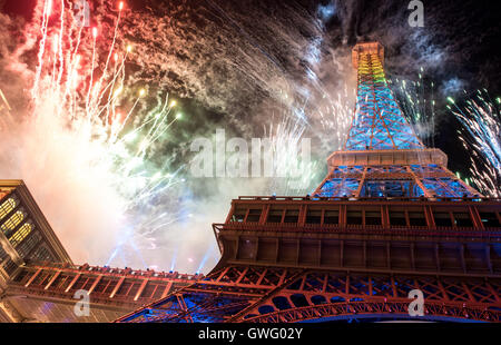 Macao, Cina. Il 13 settembre 2016. Fuochi d'artificio illuminano la metà dimensioni replica della Torre Eiffel durante la cerimonia di apertura per il parigino Hotel Macau © Jayne Russell 13 settembre 2016. Credito: Jayne Russell/ZUMA filo/Alamy Live News Foto Stock