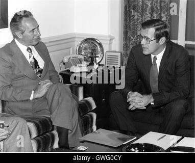 Il ministro della Difesa Shimon Peres di Israele, sinistra, visite negli Stati Uniti il Segretario della Difesa Donald H. Rumsfeld nel suo ufficio del Pentagono a Washington, DC sul dicembre 16, 1975. Credito: Robert D. Ward / DoD via CNP /MediaPunch Foto Stock