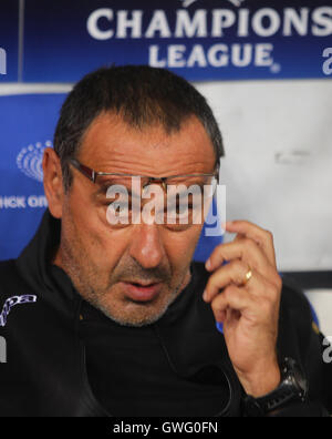 Kiev, Ucraina. Il 13 settembre 2016. Maurizio Sarri allenatore del FC Italiano Napoli appare durante la Champions League Gruppo B partita di calcio contro Dinamo Kiev alla Olympiyskiy National Stadium di Kiev, Ucraina, Martedì, Settembre 13, 2016. ( Foto/Andrey Lukatsky) Credito: Andrey Lukatsky/Alamy Live News Foto Stock