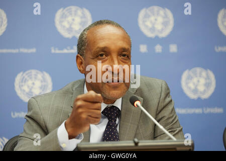 New York, Stati Uniti d'America. Il 13 settembre 2016. Ambasciatore Macharia Kamau rappresentante del Kenya alle Nazioni Unite parla al briefing con la stampa in avanti del Fondo di consolidamento della pace (PBF) Credito: Mark Sullivan/Alamy Live News Foto Stock