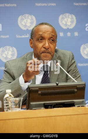 New York, Stati Uniti d'America. Il 13 settembre 2016. Ambasciatore Macharia Kamau rappresentante del Kenya alle Nazioni Unite parla al briefing con la stampa in avanti del Fondo di consolidamento della pace (PBF) Credito: Mark Sullivan/Alamy Live News Foto Stock