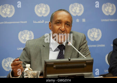 New York, Stati Uniti d'America. Il 13 settembre 2016. Ambasciatore Macharia Kamau rappresentante del Kenya alle Nazioni Unite parla al briefing con la stampa in avanti del Fondo di consolidamento della pace (PBF) Credito: Mark Sullivan/Alamy Live News Foto Stock