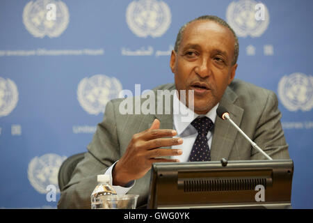 New York, Stati Uniti d'America. Il 13 settembre 2016. Ambasciatore Macharia Kamau rappresentante del Kenya alle Nazioni Unite parla al briefing con la stampa in avanti del Fondo di consolidamento della pace (PBF) Credito: Mark Sullivan/Alamy Live News Foto Stock